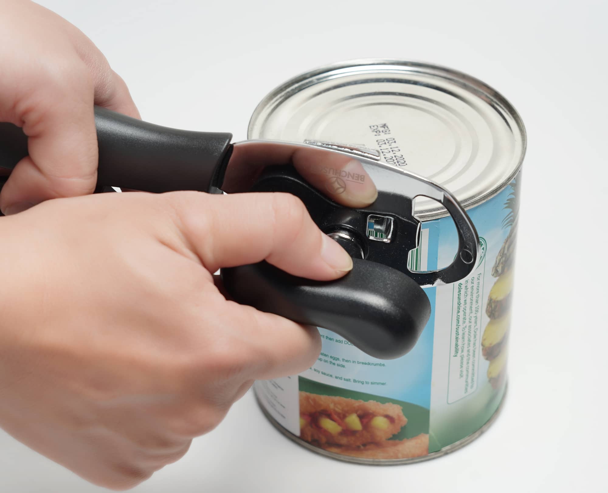 Turning the knob to open the can with Benchusch Mordena Can Opener with Easy Turn Knob